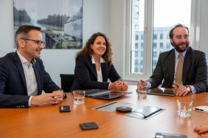 Management Circle - Unternehmensleitung der Acconsis im Meeting - Klaus Nützl, Kerstin Weidenbach-Koschnike, Dr. Christopher Arendt, im Fokus