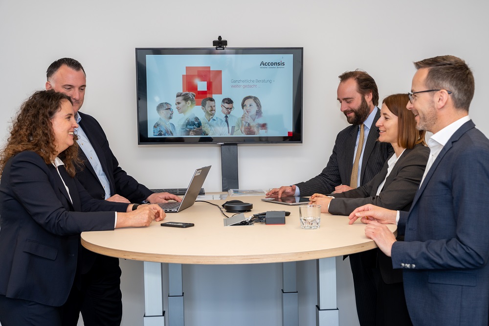Management Circle - Unternehmensleitung der Acconsis am Stehpult - Klaus Nützl, Dr. Christopher Arendt, Kerstin Weidenbach-Koschnike, Jörn Rathjen, Julia Gebelein