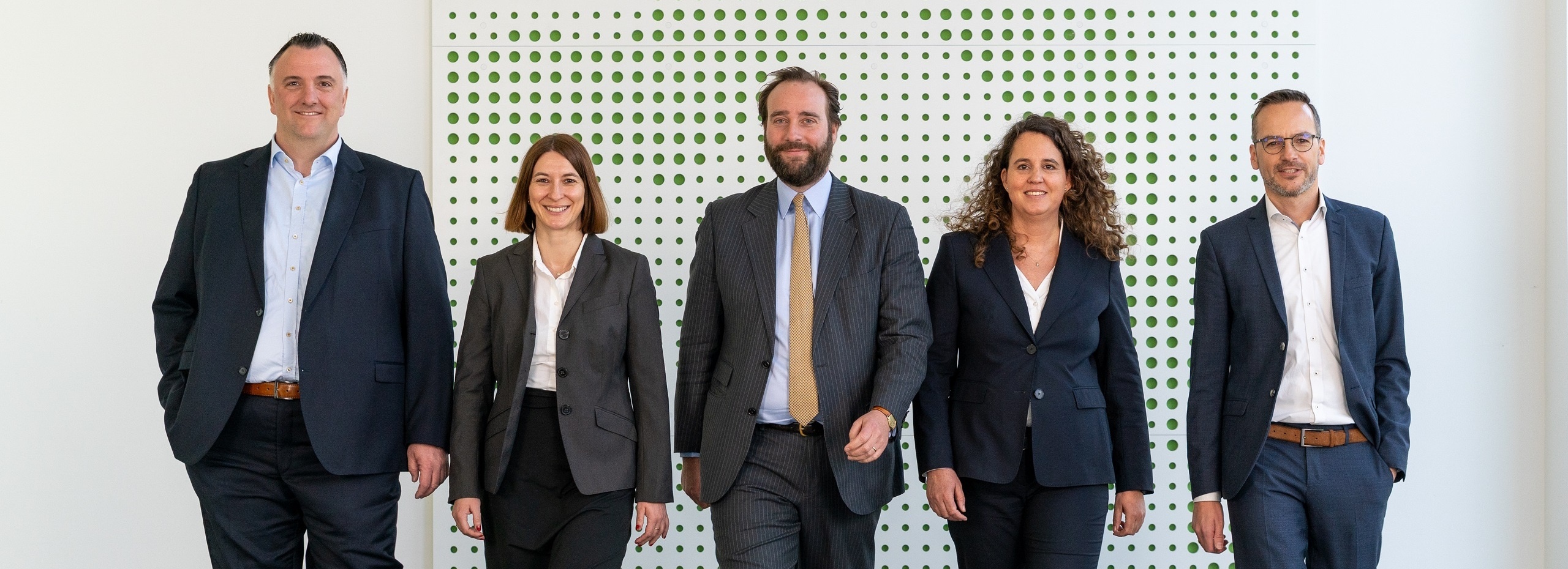 Management Circle - Unternehmensleitung der Acconsis; 5 Personen im Foyer