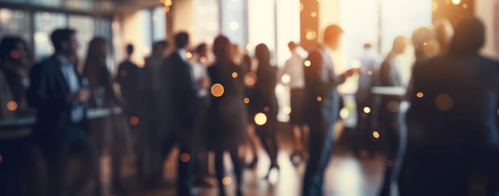 Geschäftsleute bei Event in einem Hotel - symbolisch für das Thema Unternehmensnachfolge und Nießbrauch in Hotel & Gastro