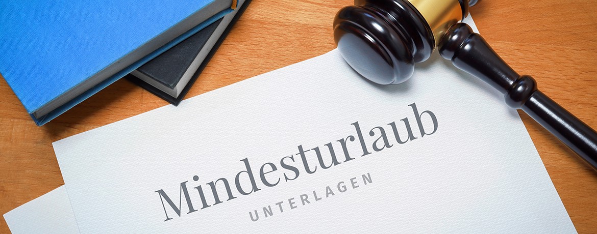 Mindesturlaub im Arbeitsrecht – Dokument und Richterhammer