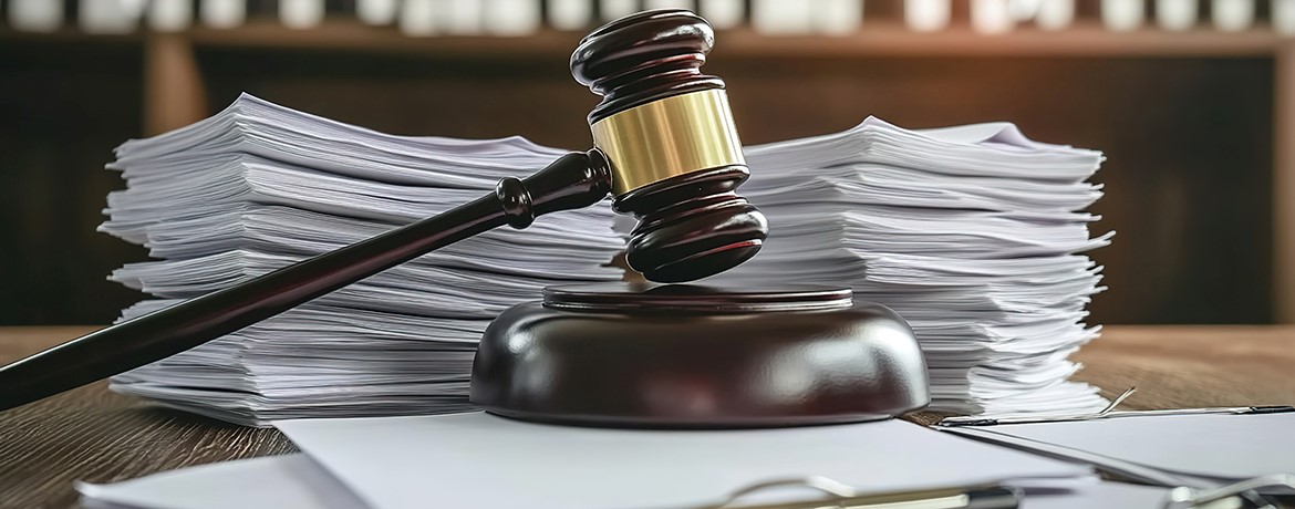 Gesetzestexte und Richterhammer, symbolisch für das Thema Einführung Stiftungregister ab 1. Januar 2026