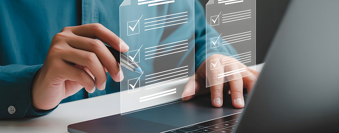 menschliche Hand wählt aus digitalem Angebot - Bildlich für Testamentsgenerator