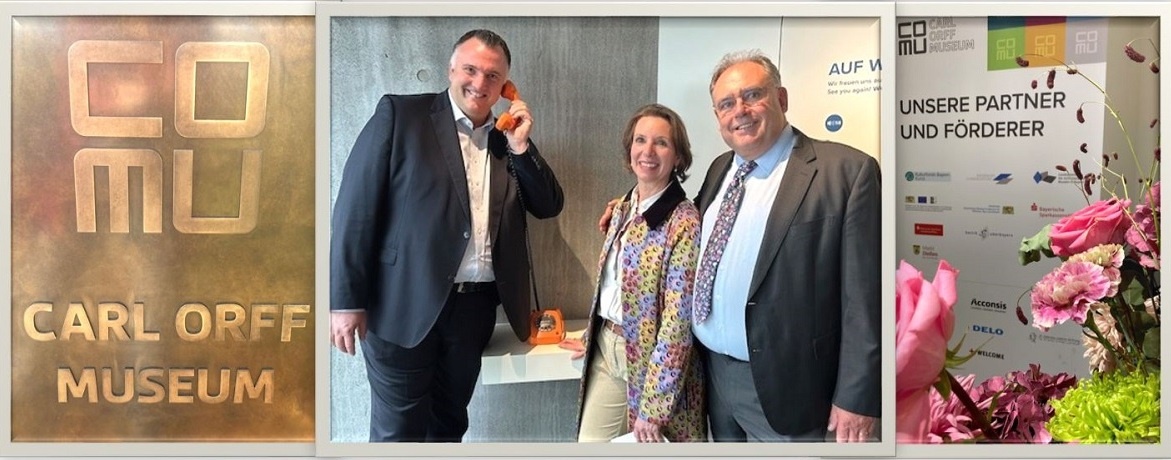 Eingangsschild Carl Orff Museum und Geschäftsführung von Acconsis bei der Übergabe des Ausstellungsobjekts