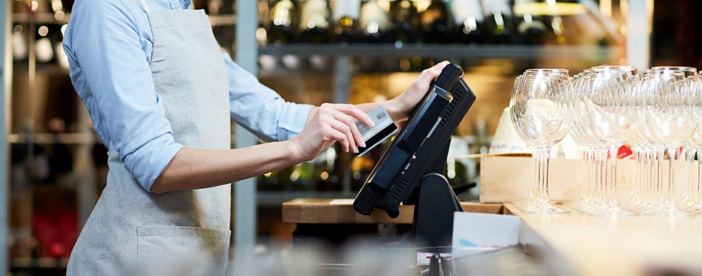 Mitarbeiterin in der Gastronomie bedient ein elektronisches Kassensystem – Symbolbild für Kassenführung und mögliche Kassennachschau durch die Finanzbehörden.