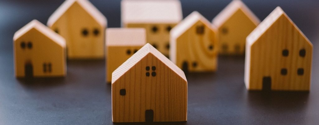 Holzhäuschen, symbolisch für das Thema Neubauimmobilien als Kapitalanlage