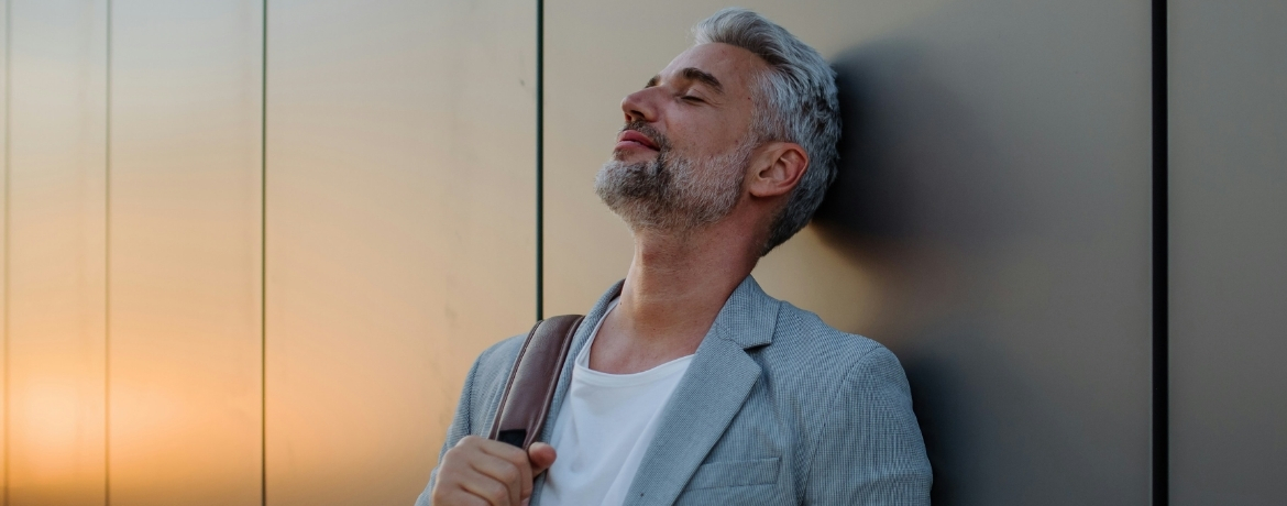 Geschäftsführer blickt entspannt in die Zukunft – Symbolbild für strukturierte Steuerfristen 2026