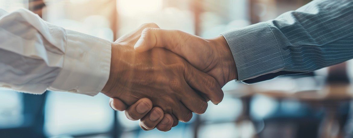 Handschlag zwischen zwei Geschäftsmännern - symbolisch für Steuerberatung für Unternehmen