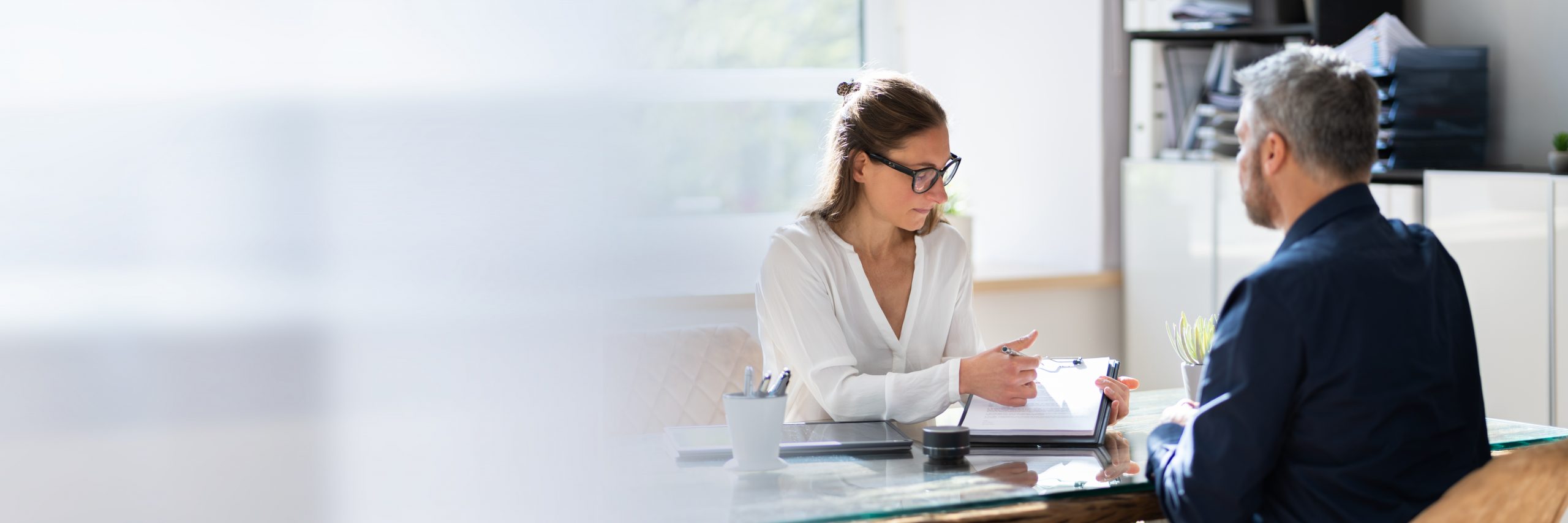 Steuerberaterin im Gespräch mit Mandanten - symbolisch für das Thema Steuerberatung für Unternehmen