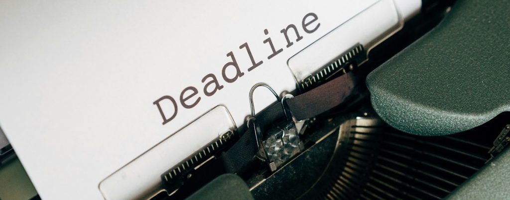 Deadline auf Schreibmaschine – Symbolbild für versäumte Steuerfristen und Zuschläge