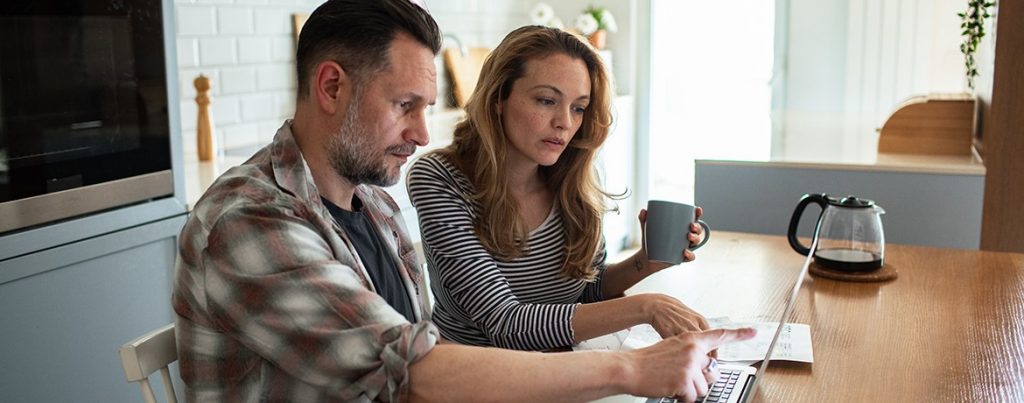 Paar diskutiert Kosten nach Erbfall