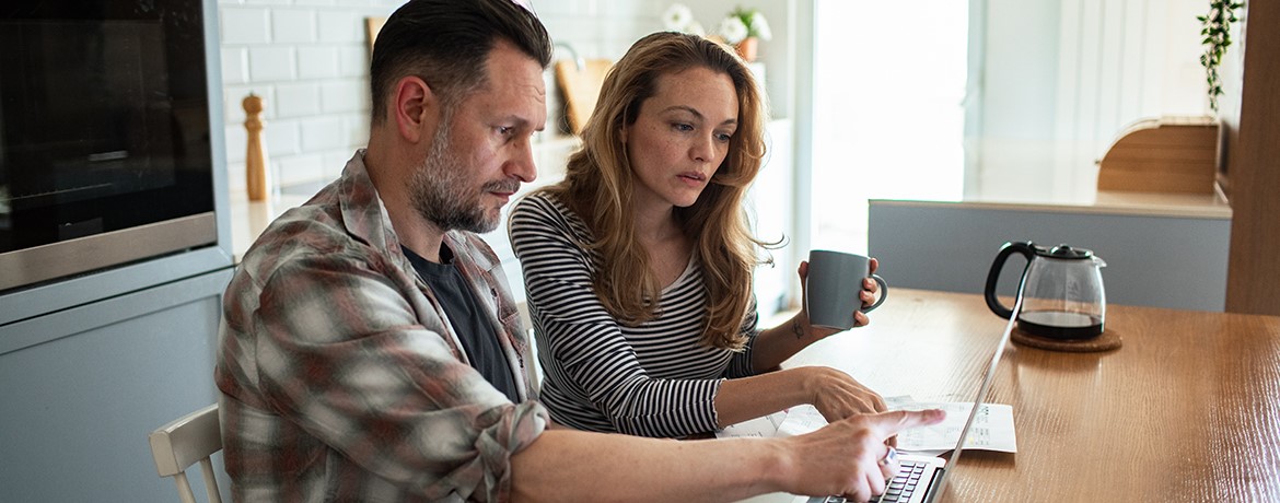 Paar diskutiert Kosten nach Erbfall
