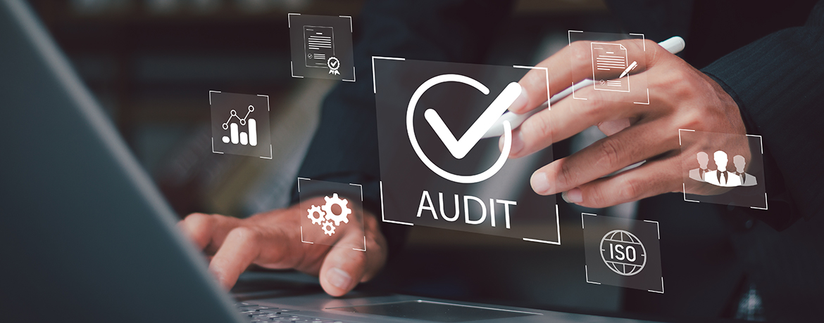 Hände an Laptop mit virtuellem Text Audit und Haken, symbolisch für Erstmalige Prüfungspflicht Abschlussprüfung