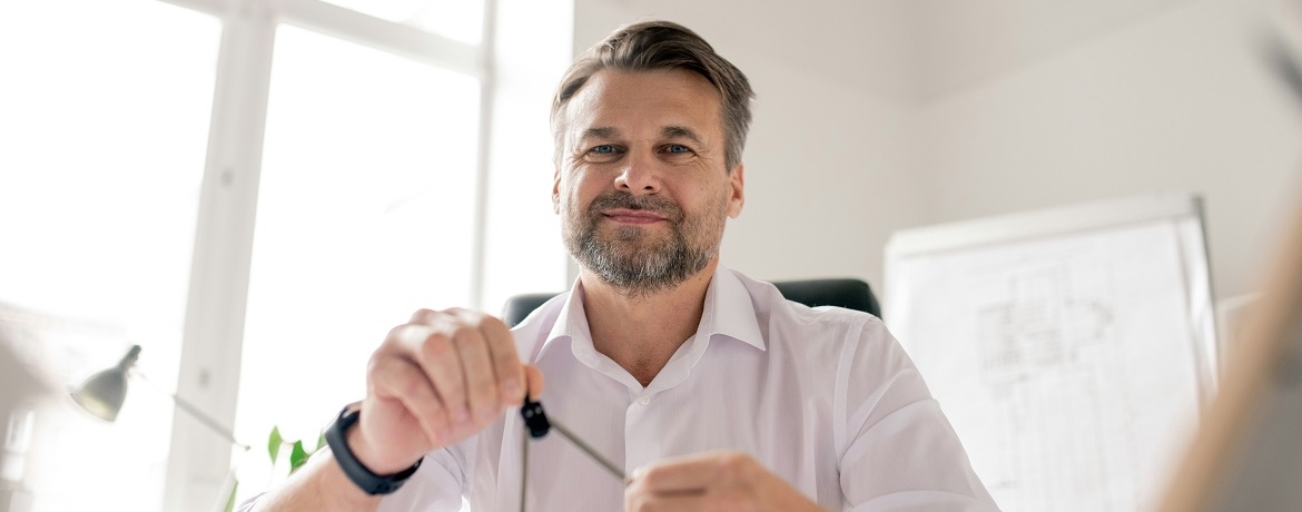 Berater im Büro – Steuervorteile mit Frist und Umstrukturierung 2026