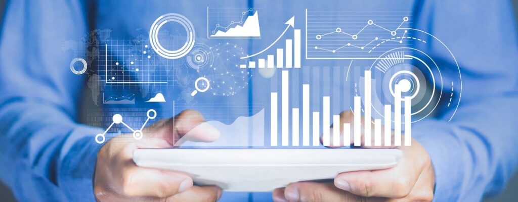 Virtualisierte Graphen und Grafiken über Hände mit Laptop- symbolisch für das Thema Beratung zur Financial Due Diligence Mittelstand