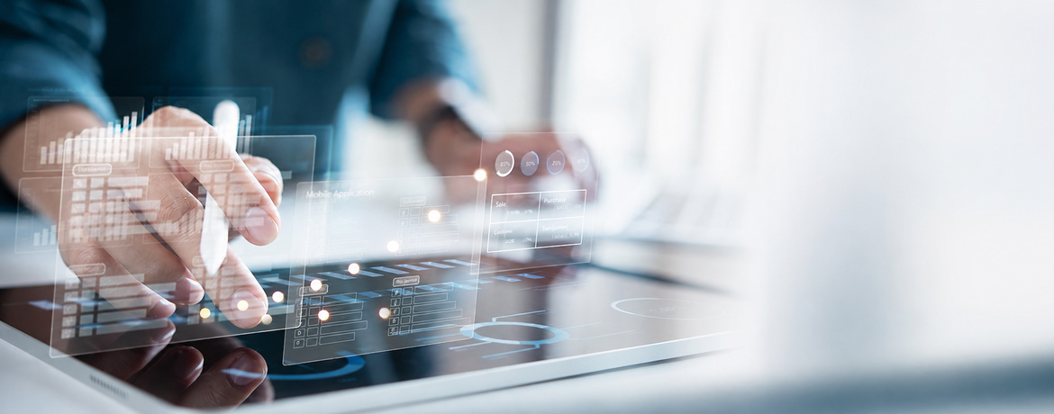 Beraterhände mit Tablet und virtuellen Zahlen - symbolisch für das thema Working Capital
